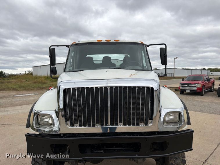 image for item FG0820 2006 International 7300 truck cab and chassis