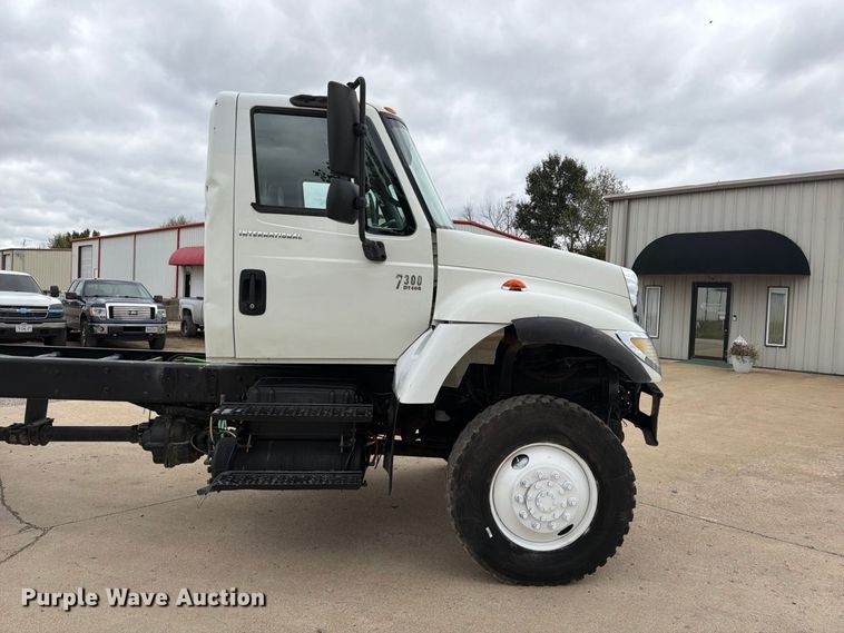 image for item FG0820 2006 International 7300 truck cab and chassis