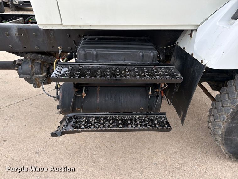image for item FG0820 2006 International 7300 truck cab and chassis