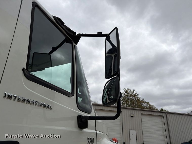 image for item FG0820 2006 International 7300 truck cab and chassis