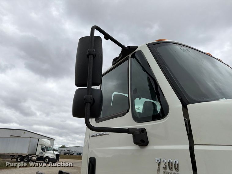 image for item FG0820 2006 International 7300 truck cab and chassis