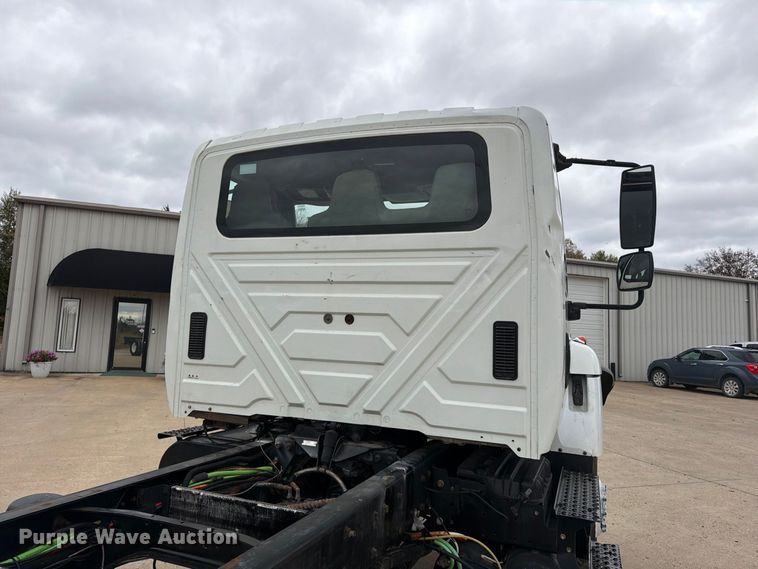 image for item FG0820 2006 International 7300 truck cab and chassis