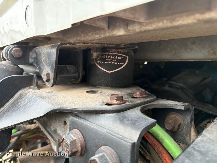 image for item FG0820 2006 International 7300 truck cab and chassis
