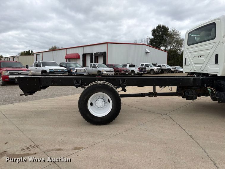 image for item FG0820 2006 International 7300 truck cab and chassis