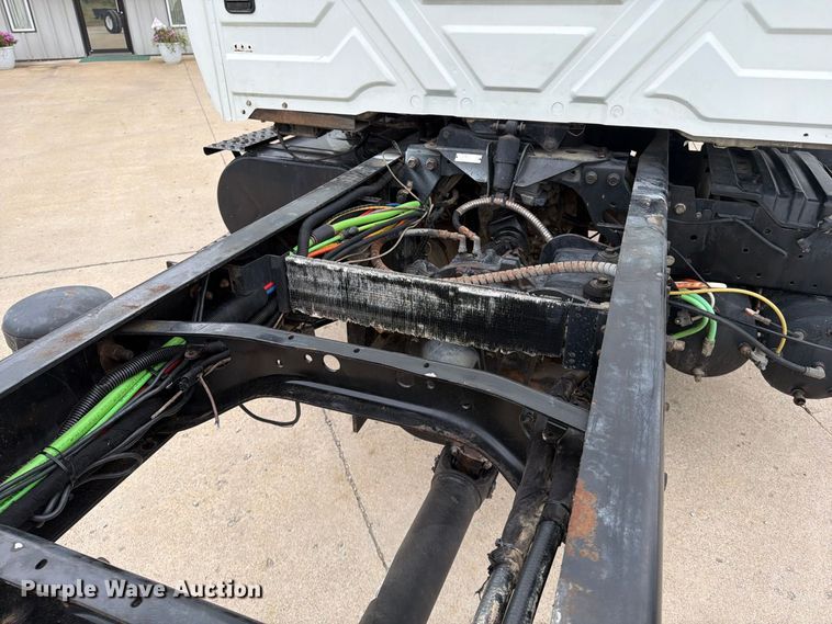 image for item FG0820 2006 International 7300 truck cab and chassis
