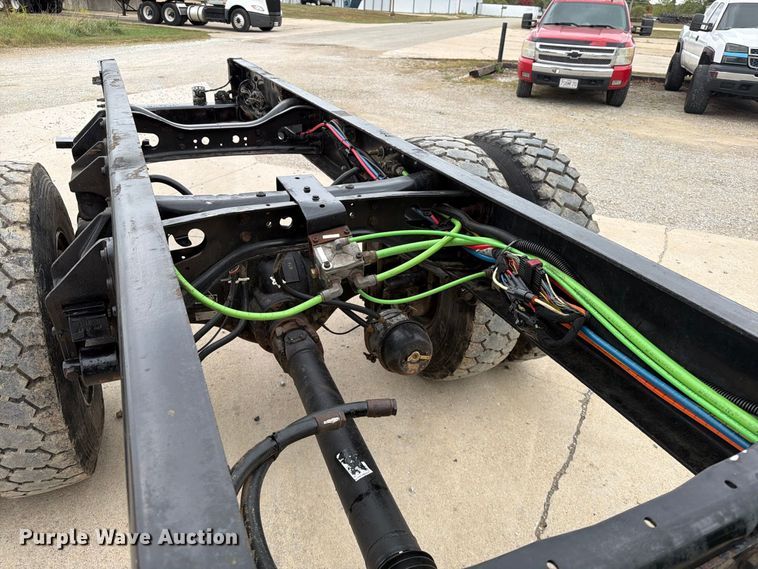 image for item FG0820 2006 International 7300 truck cab and chassis