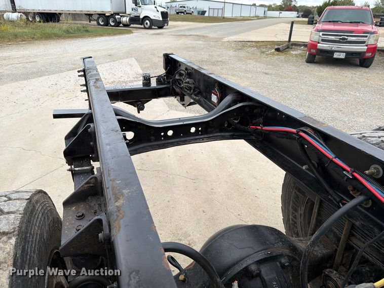 image for item FG0820 2006 International 7300 truck cab and chassis