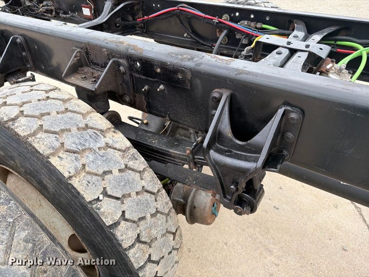 image for item FG0820 2006 International 7300 truck cab and chassis