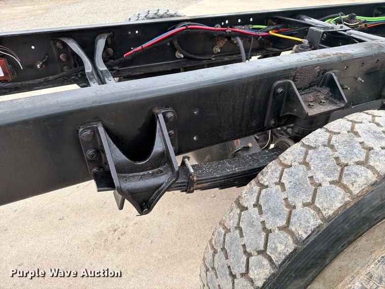 image for item FG0820 2006 International 7300 truck cab and chassis