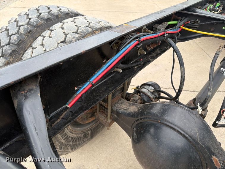 image for item FG0820 2006 International 7300 truck cab and chassis