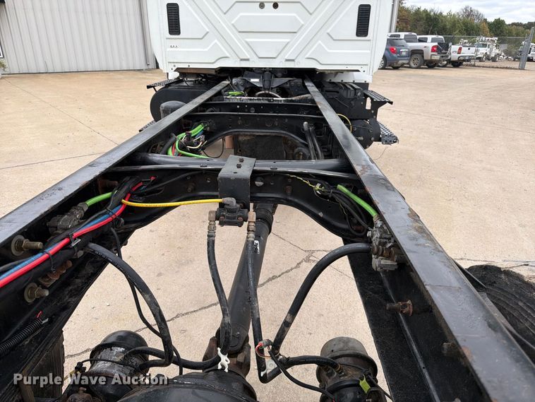 image for item FG0820 2006 International 7300 truck cab and chassis