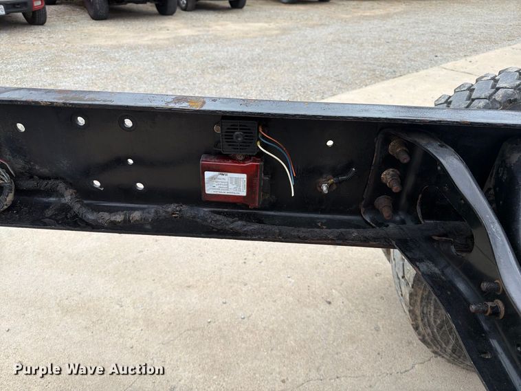 image for item FG0820 2006 International 7300 truck cab and chassis