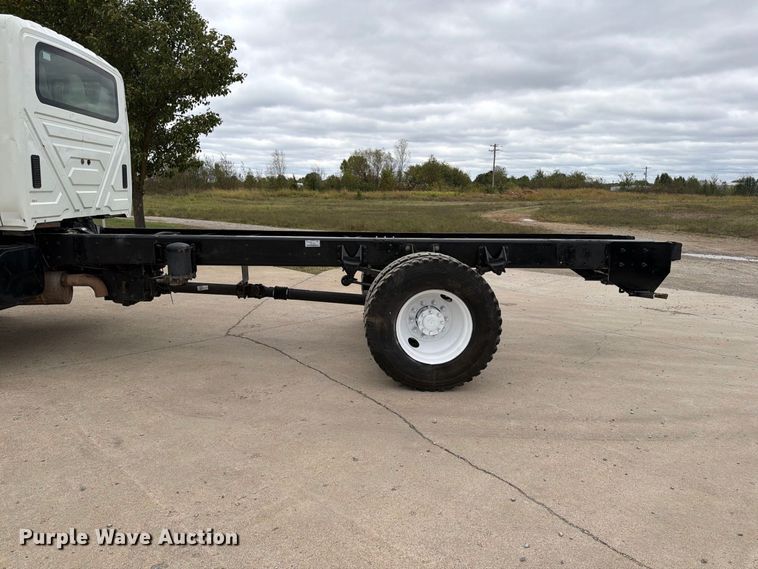 image for item FG0820 2006 International 7300 truck cab and chassis