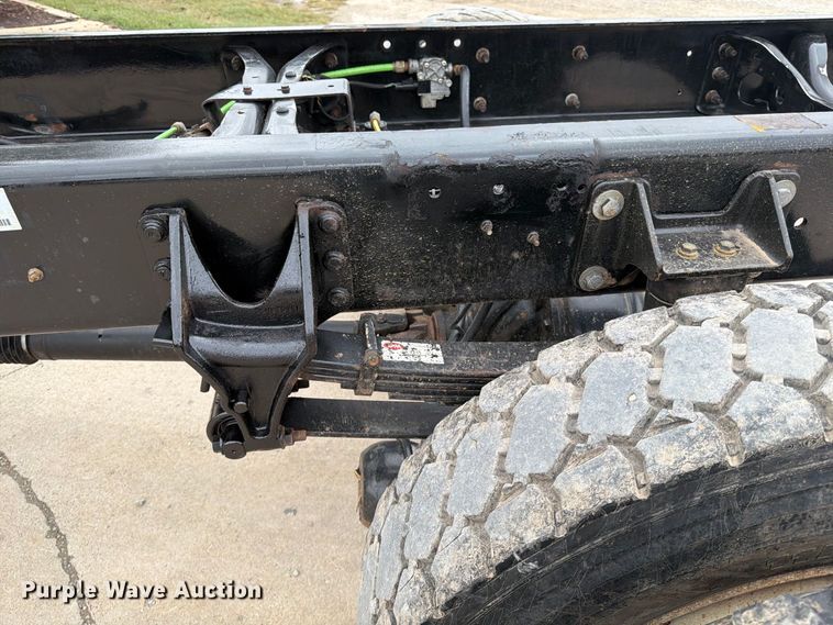 image for item FG0820 2006 International 7300 truck cab and chassis