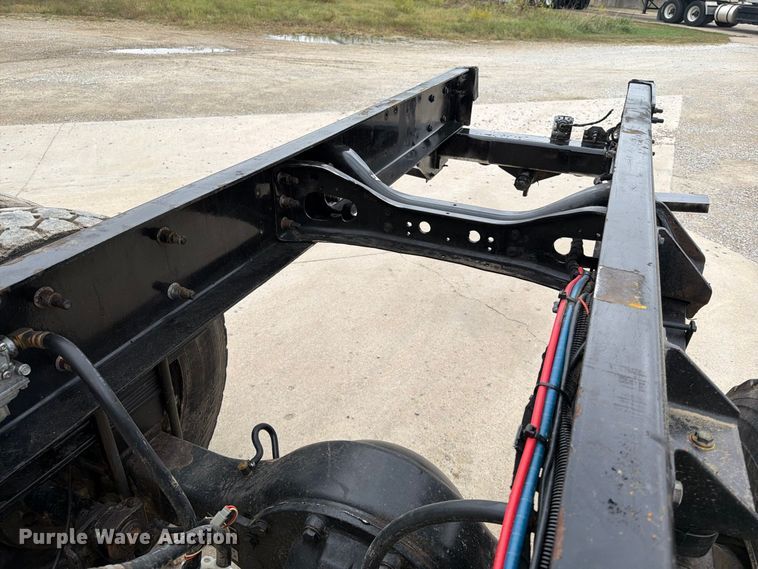 image for item FG0820 2006 International 7300 truck cab and chassis