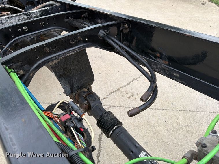 image for item FG0820 2006 International 7300 truck cab and chassis