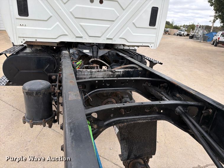 image for item FG0820 2006 International 7300 truck cab and chassis