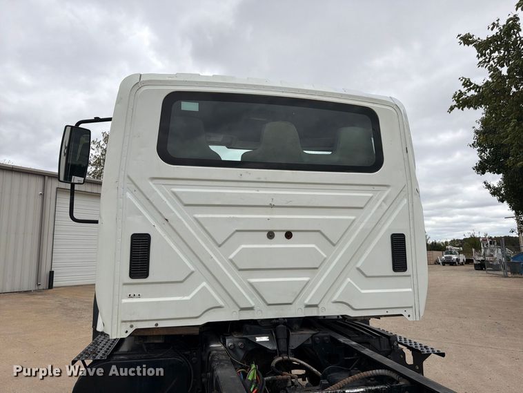 image for item FG0820 2006 International 7300 truck cab and chassis