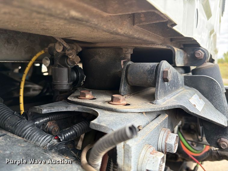 image for item FG0820 2006 International 7300 truck cab and chassis