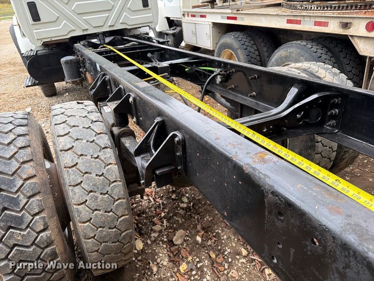 image for item FG0820 2006 International 7300 truck cab and chassis