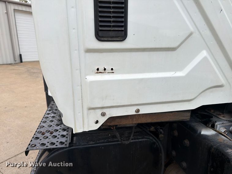 image for item FG0820 2006 International 7300 truck cab and chassis
