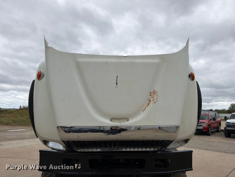 image for item FG0820 2006 International 7300 truck cab and chassis