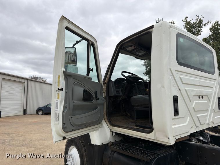 image for item FG0820 2006 International 7300 truck cab and chassis