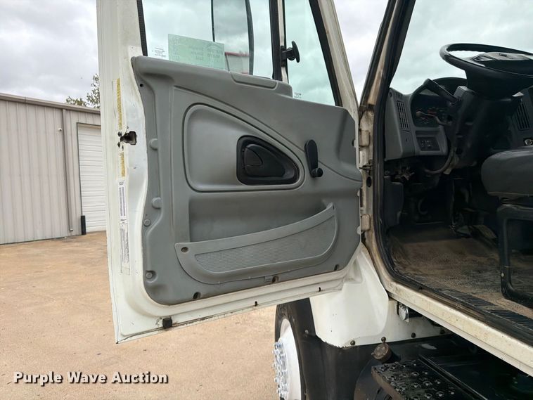 image for item FG0820 2006 International 7300 truck cab and chassis