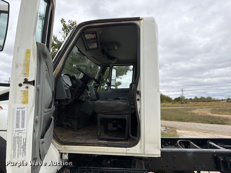image for item FG0820 2006 International 7300 truck cab and chassis