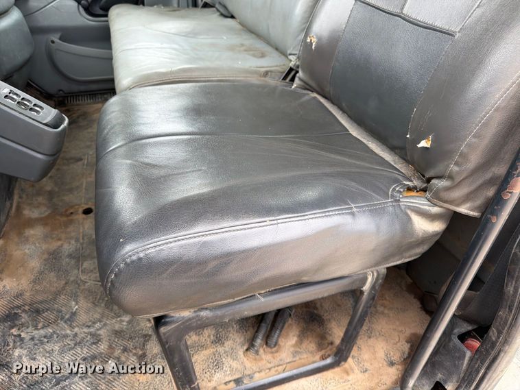 image for item FG0820 2006 International 7300 truck cab and chassis