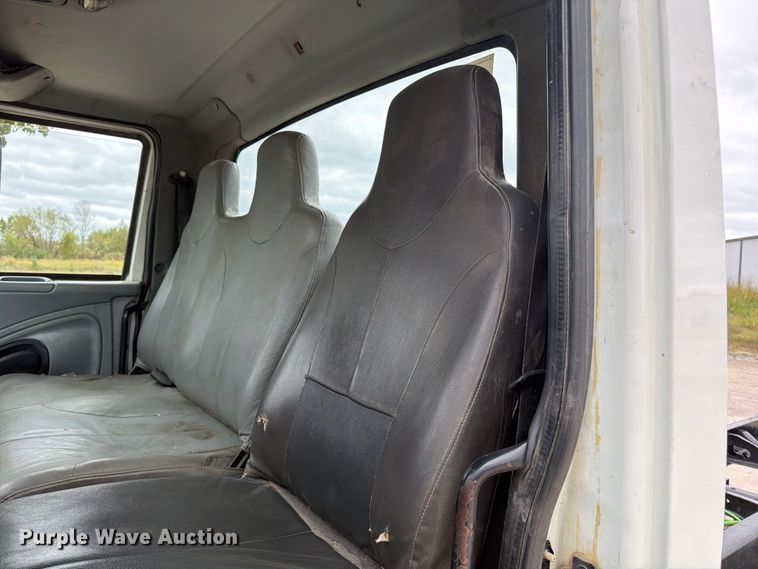 image for item FG0820 2006 International 7300 truck cab and chassis