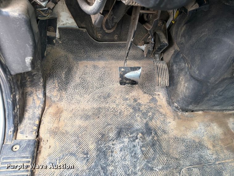 image for item FG0820 2006 International 7300 truck cab and chassis