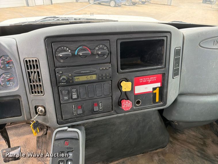 image for item FG0820 2006 International 7300 truck cab and chassis