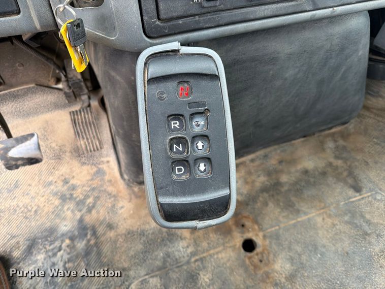 image for item FG0820 2006 International 7300 truck cab and chassis