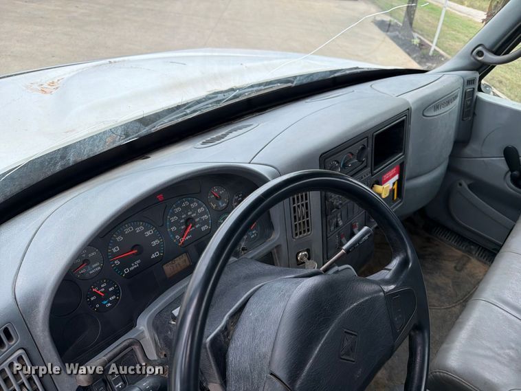 image for item FG0820 2006 International 7300 truck cab and chassis