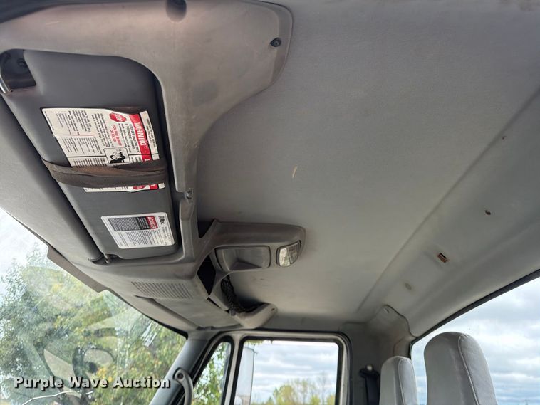 image for item FG0820 2006 International 7300 truck cab and chassis