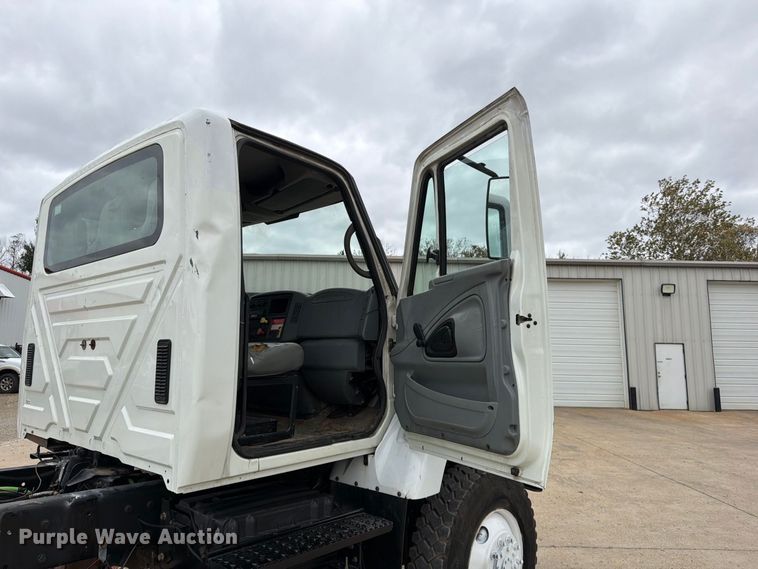 image for item FG0820 2006 International 7300 truck cab and chassis