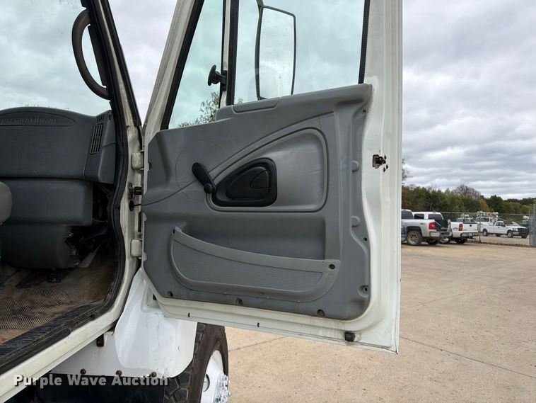 image for item FG0820 2006 International 7300 truck cab and chassis