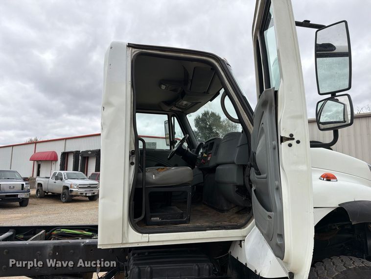image for item FG0820 2006 International 7300 truck cab and chassis