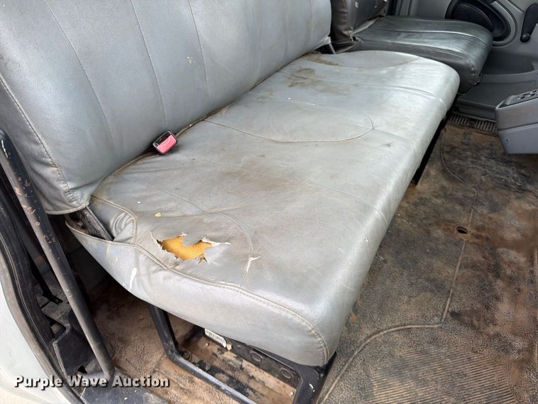 image for item FG0820 2006 International 7300 truck cab and chassis