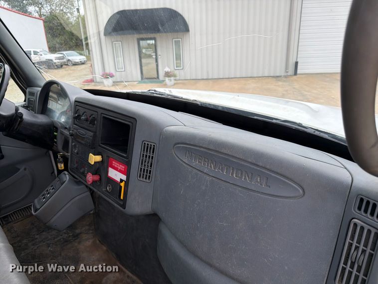 image for item FG0820 2006 International 7300 truck cab and chassis