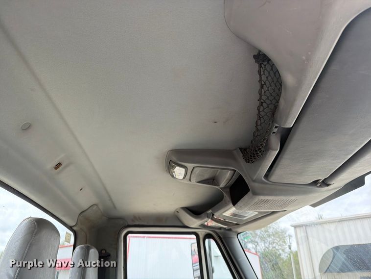 image for item FG0820 2006 International 7300 truck cab and chassis