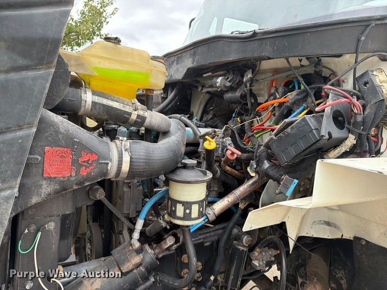 image for item FG0820 2006 International 7300 truck cab and chassis