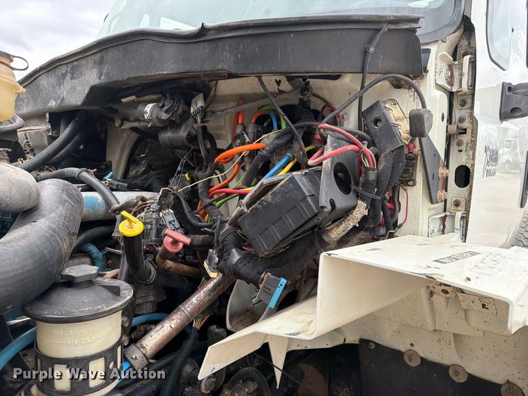 image for item FG0820 2006 International 7300 truck cab and chassis