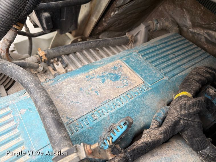 image for item FG0820 2006 International 7300 truck cab and chassis