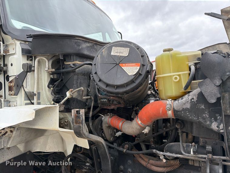 image for item FG0820 2006 International 7300 truck cab and chassis