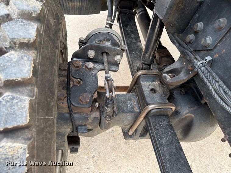 image for item FG0820 2006 International 7300 truck cab and chassis