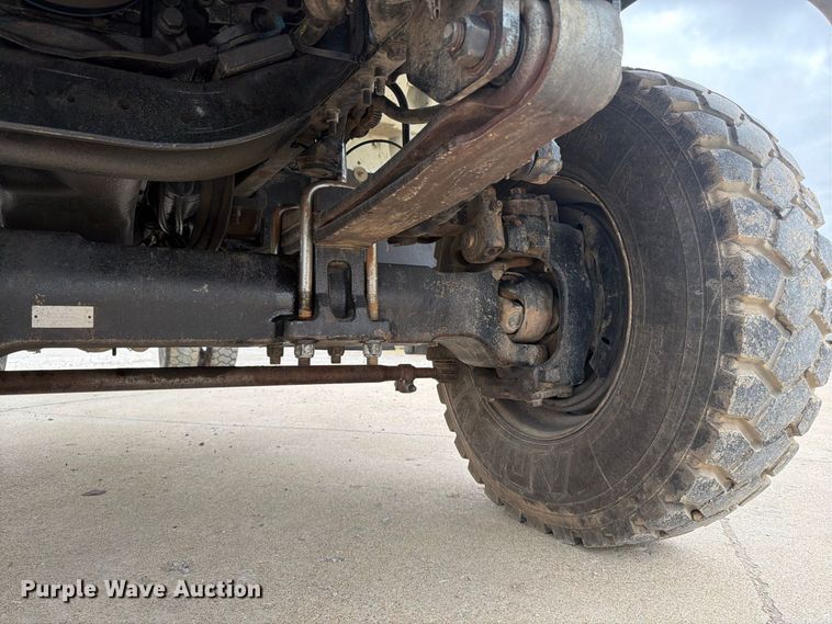 image for item FG0820 2006 International 7300 truck cab and chassis