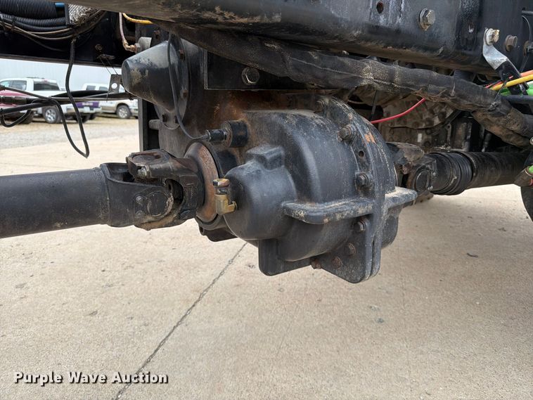 image for item FG0820 2006 International 7300 truck cab and chassis