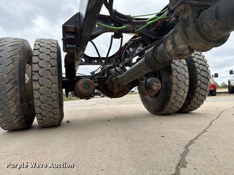 image for item FG0820 2006 International 7300 truck cab and chassis